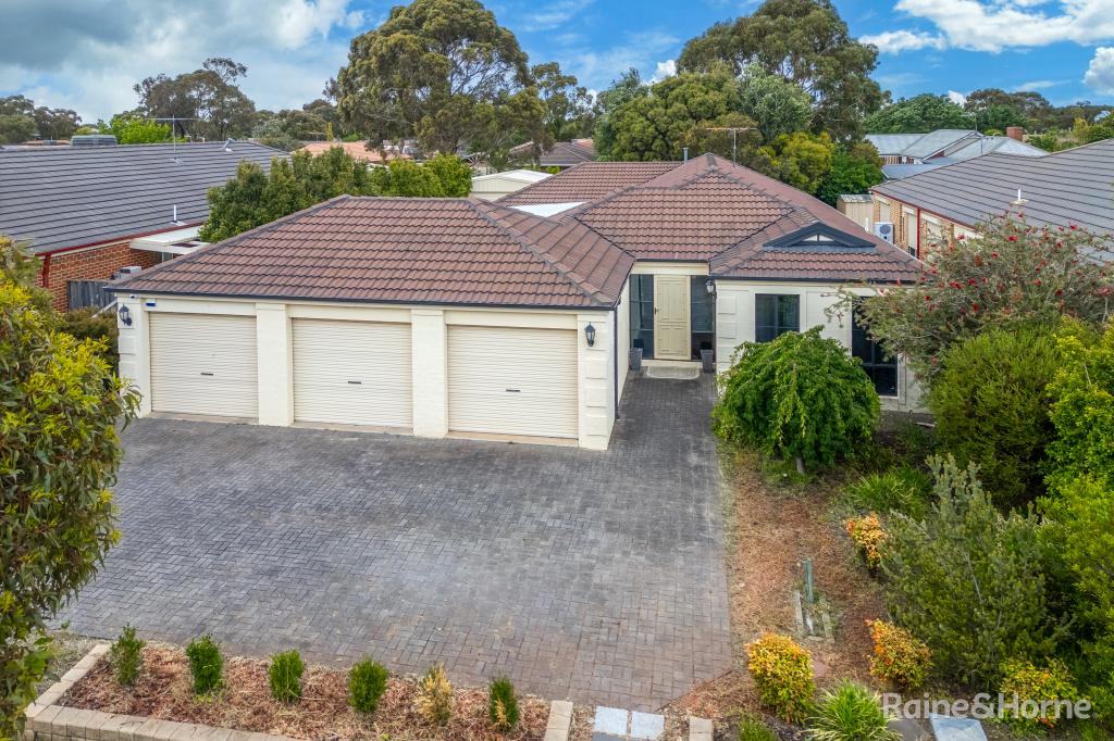 15 Orchardview Gr, Sunbury, VIC 3429