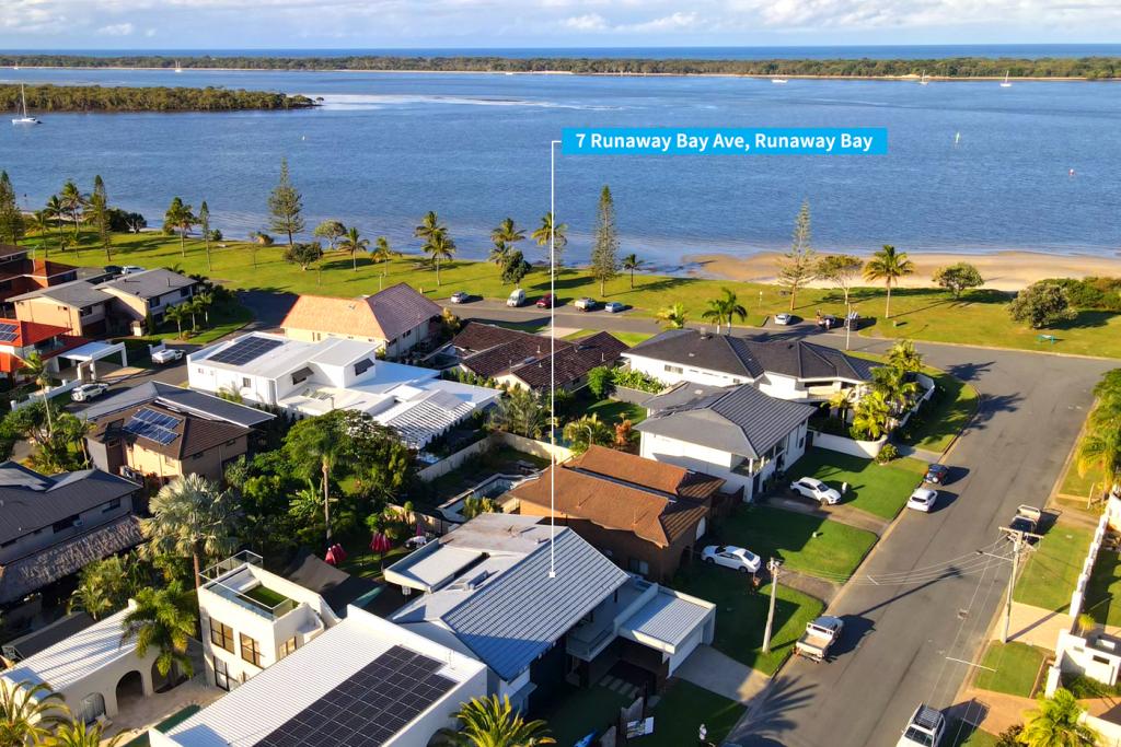 7 Runaway Bay Avenue, Runaway Bay, QLD 4216 House for rent OnTheHouse
