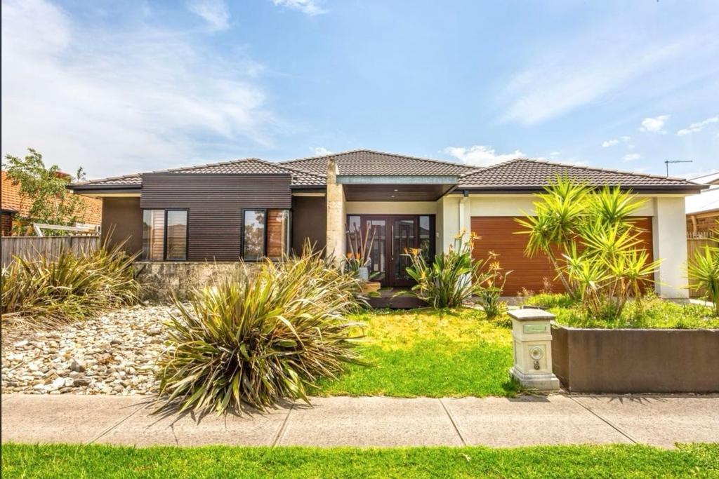 8 Mallett Gr, Lyndhurst, VIC 3975