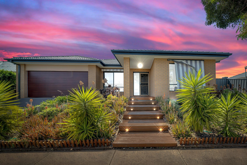 16 REDCLIFFE PDE, TARNEIT, VIC 3029