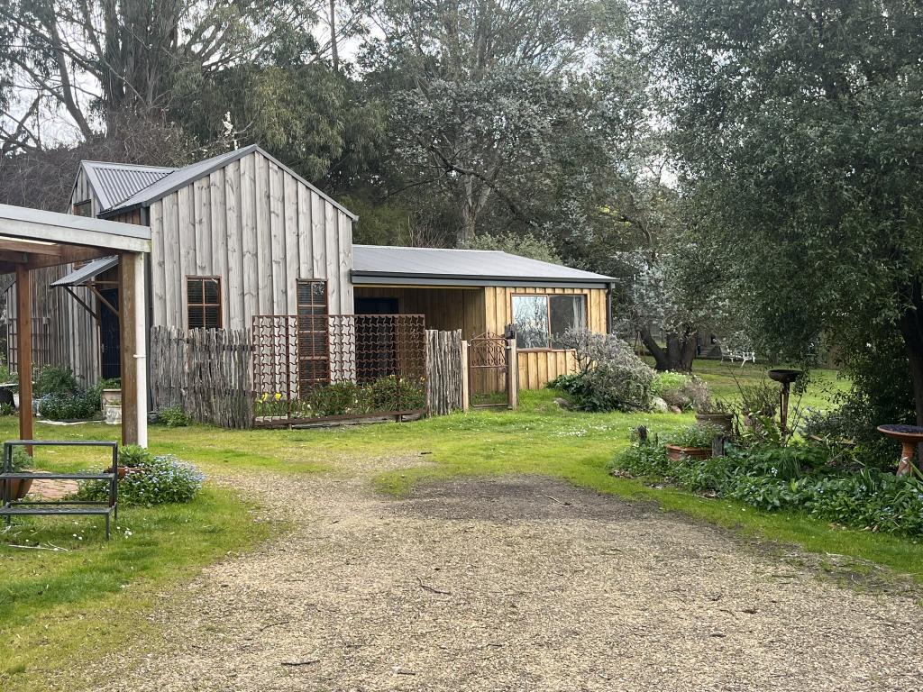 101 QUARRY RD, WOODEND, VIC 3442