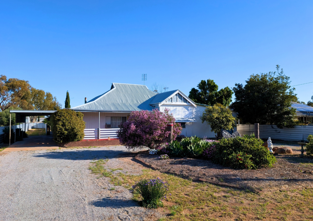 6 Massingham St, Kellerberrin, WA 6410