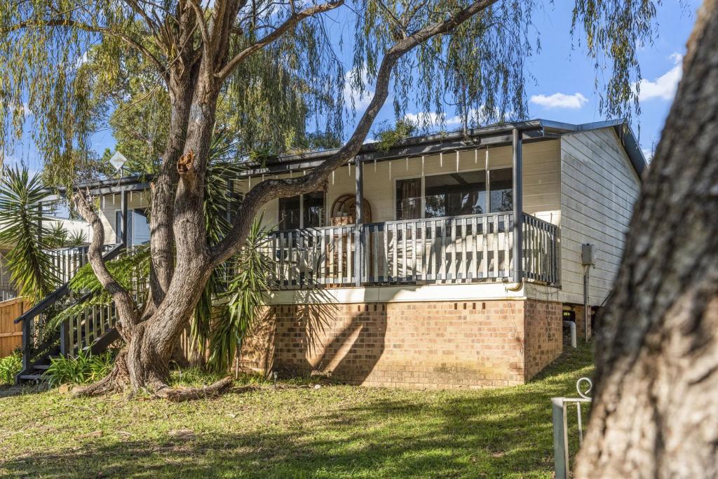 11 River Rd, Lake Tabourie, NSW 2539