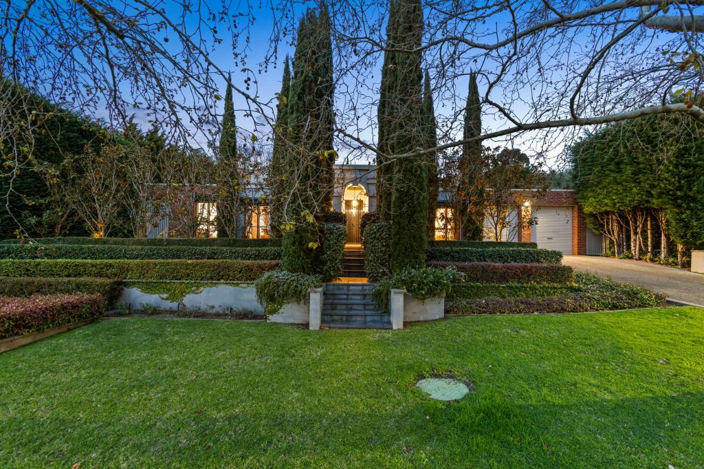 2 LEILANI CT, HIGHTON, VIC 3216