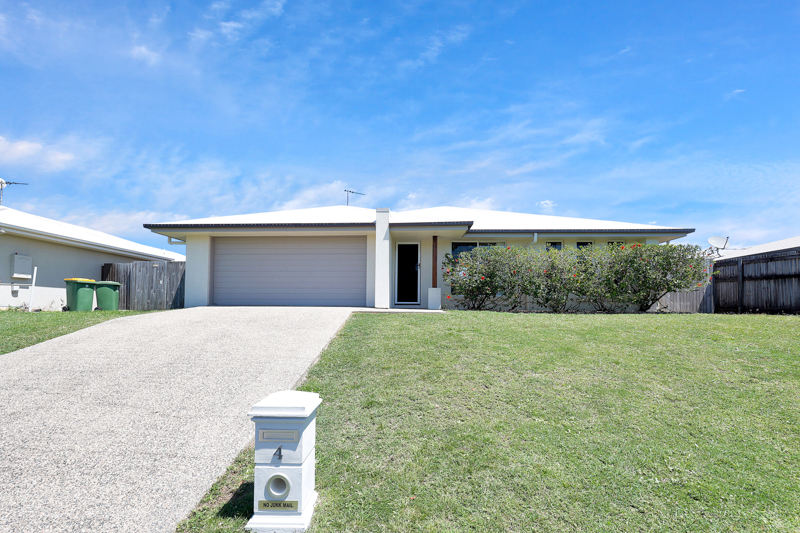 4 DOBINSON ST, BUCASIA, QLD 4750