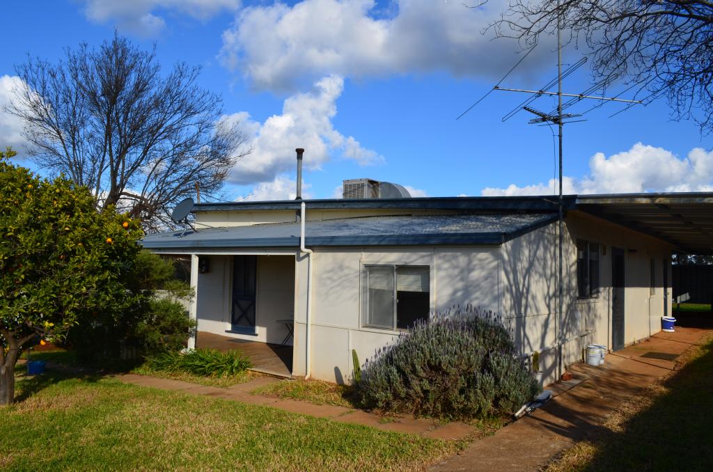 81 Binalong St, Young, NSW 2594