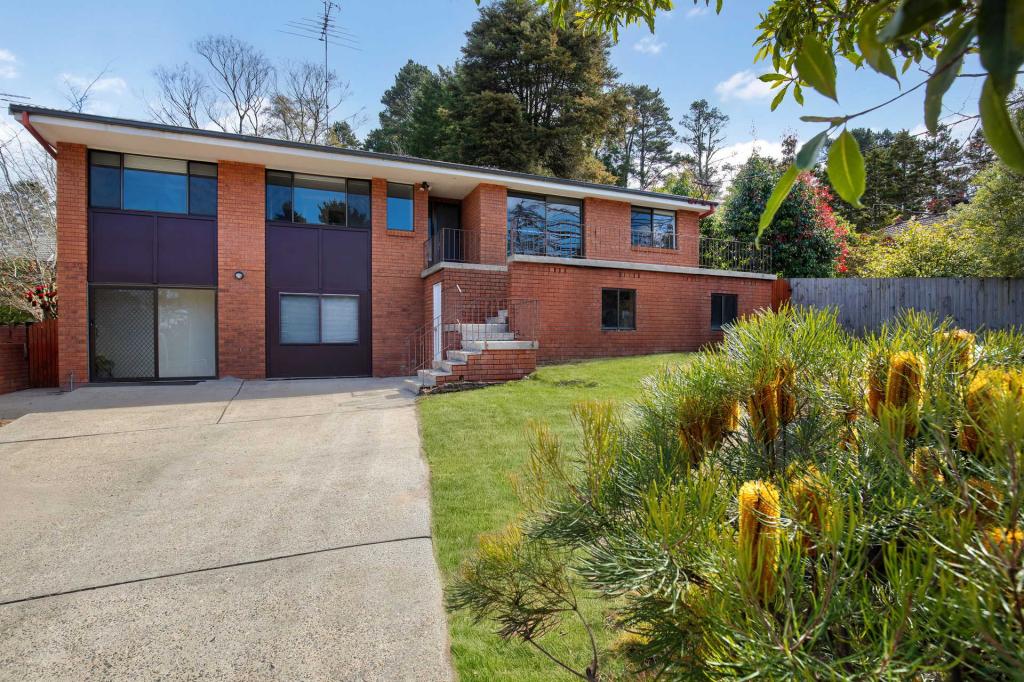 11 Pritchard St, Wentworth Falls, NSW 2782