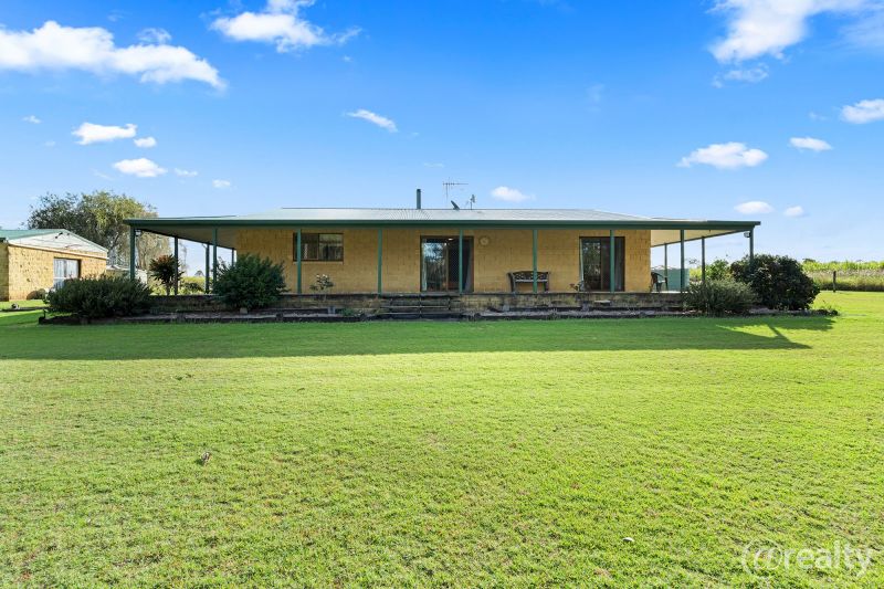 200 Philip Dr, Teddington, QLD 4650