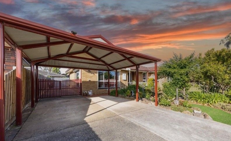 2 Laraine Pl, Melton West, VIC 3337