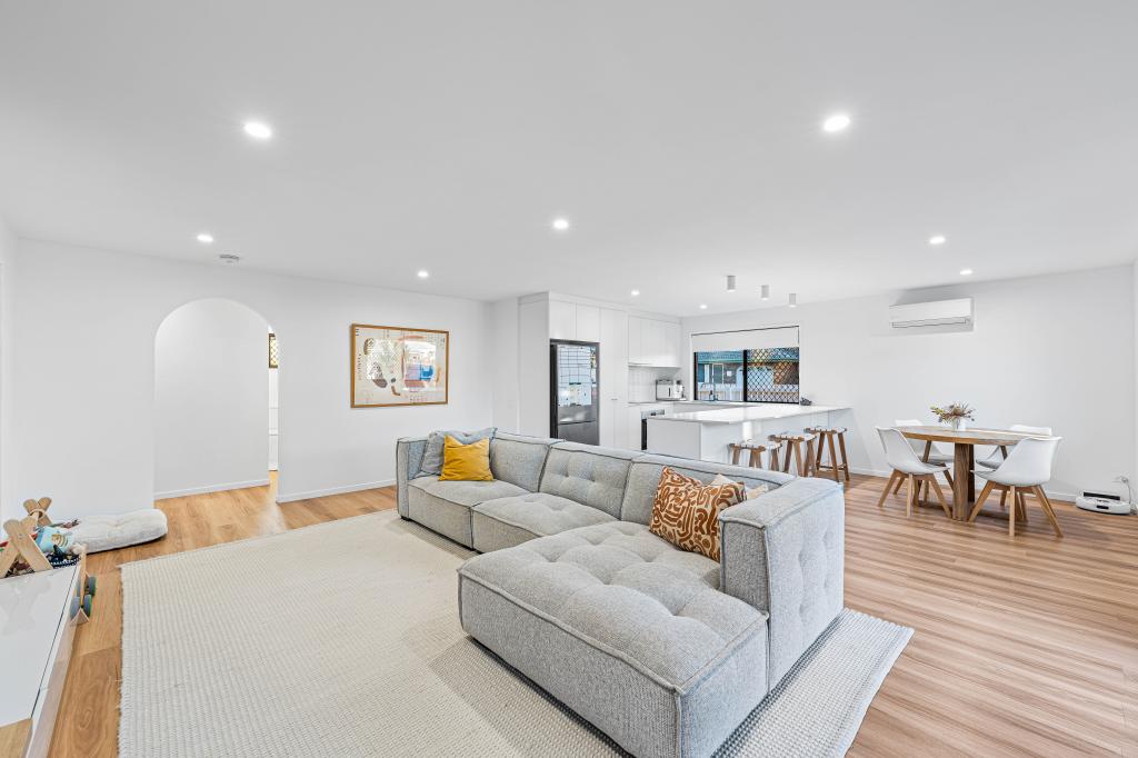 2/5 BOTTLEWOOD CT, BURLEIGH WATERS, QLD 4220