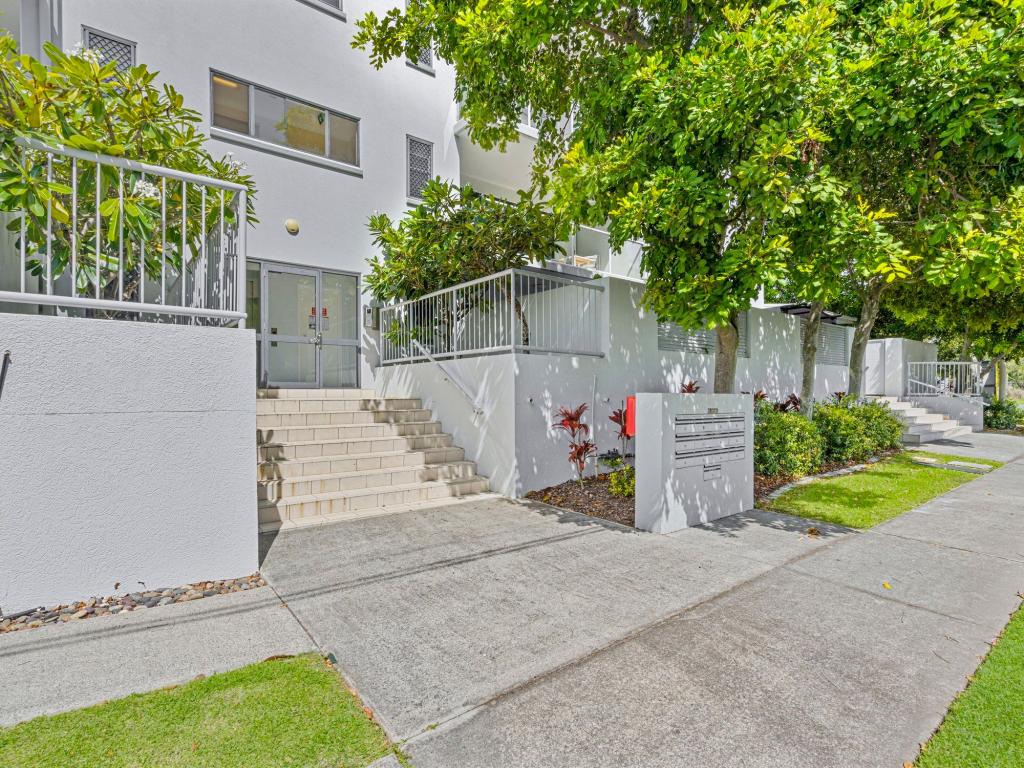 6/12-14 Bradford St, Labrador, QLD 4215