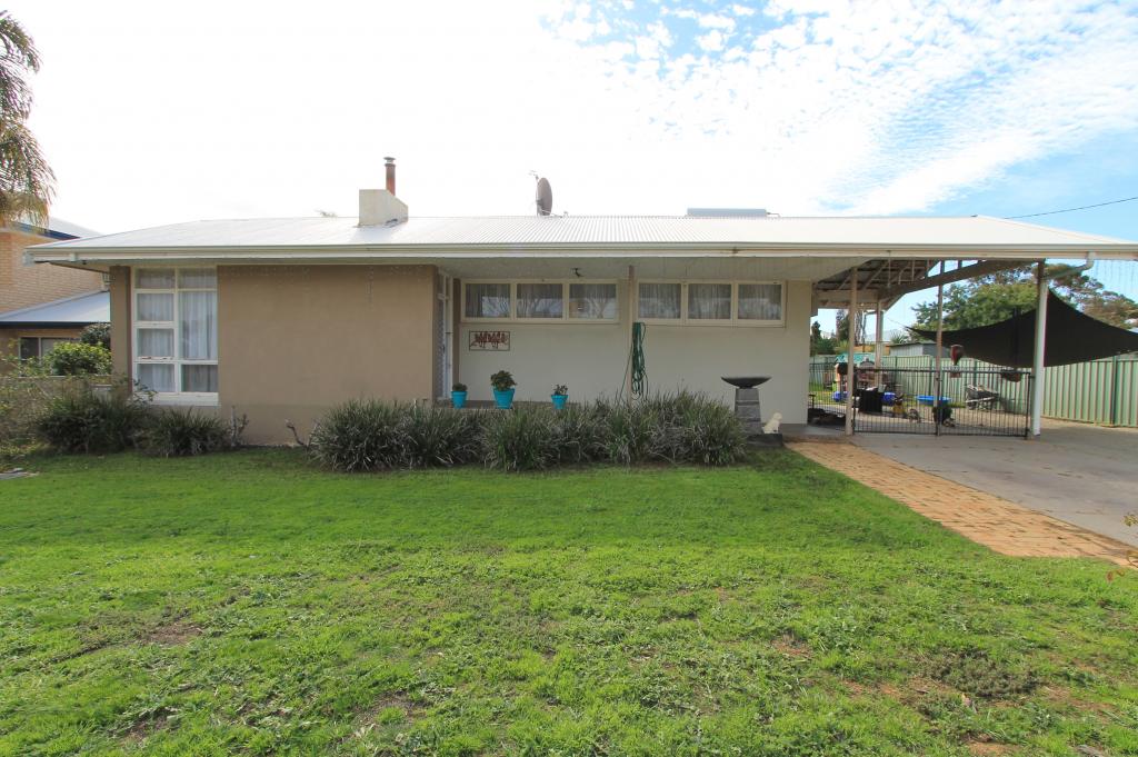 36 Golf Rd, Merredin, WA 6415