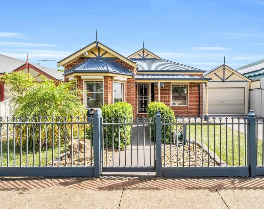 8 Great Barr Cres, Caroline Springs, VIC 3023