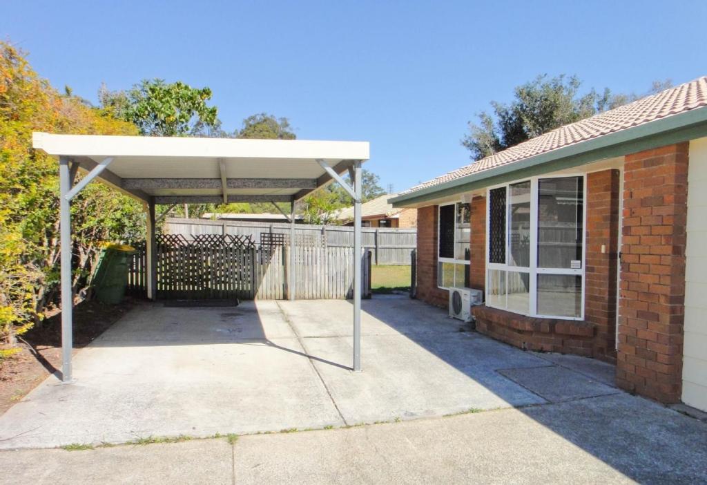 2/110 Little Usher Ave, Labrador, QLD 4215