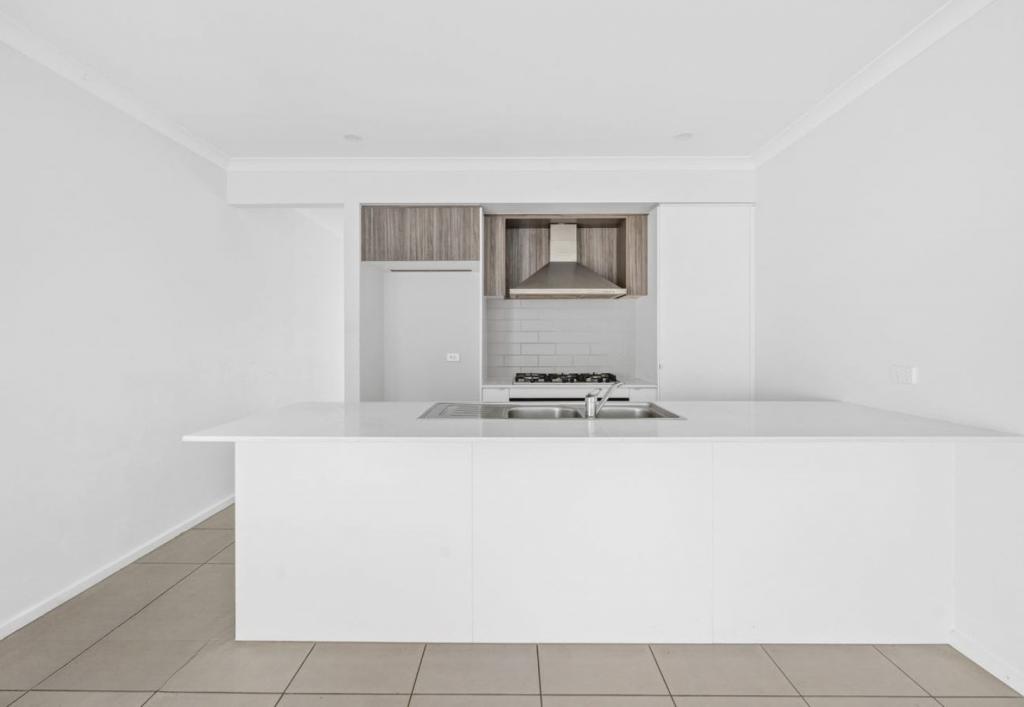 4 BROLGA ST, CLYDE NORTH, VIC 3978