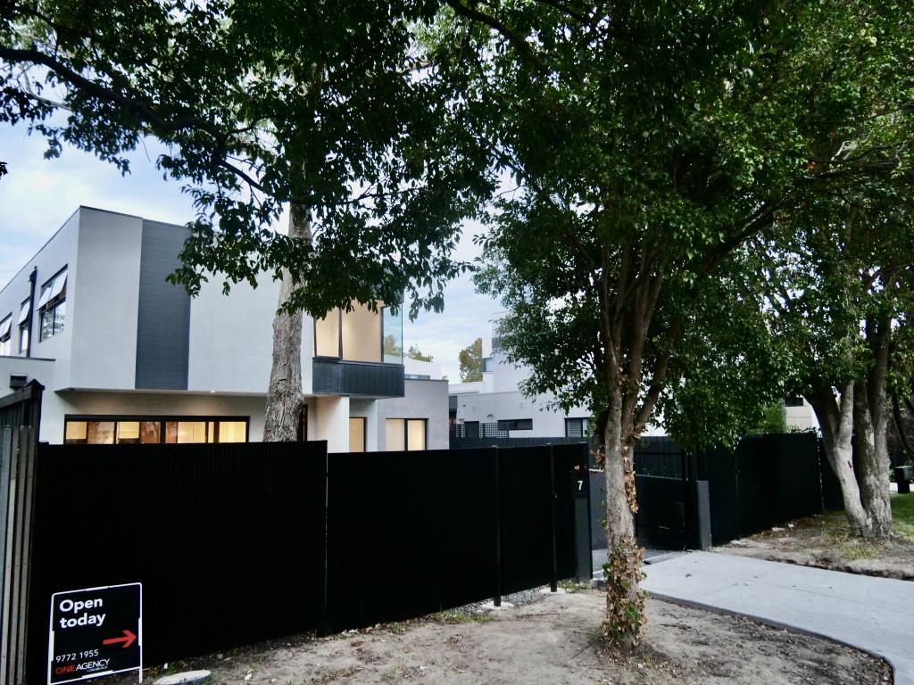 7 SUNHILL RD, GLEN IRIS, VIC 3146