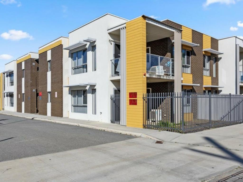18/16 Grey St, Cannington, WA 6107