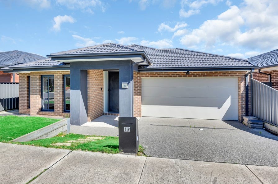 19 PASCAL CRES, KALKALLO, VIC 3064