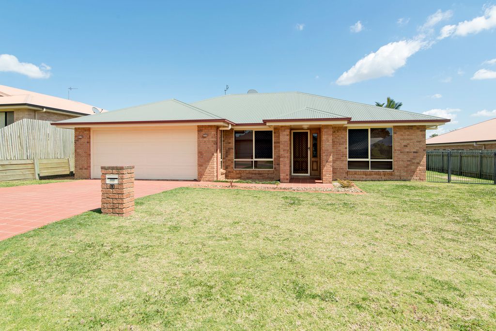 11 Barton St, Middle Ridge, QLD 4350