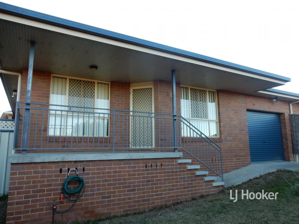 2b Crestview Pl, Inverell, NSW 2360