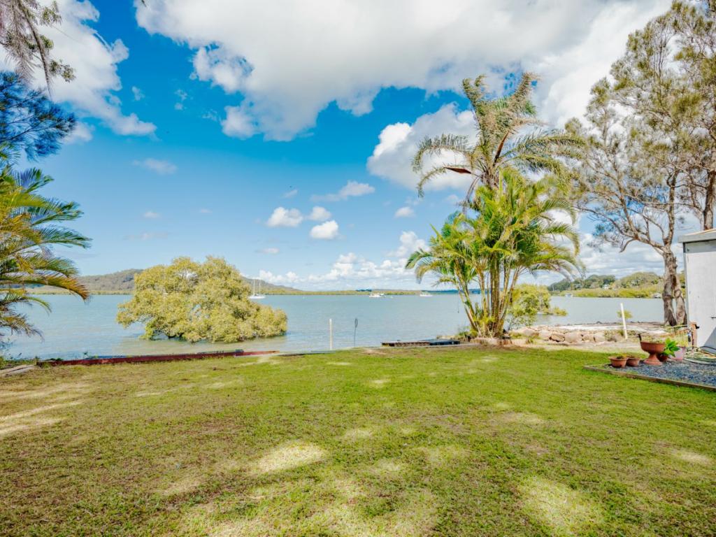 18 Emerson St, Russell Island, QLD 4184