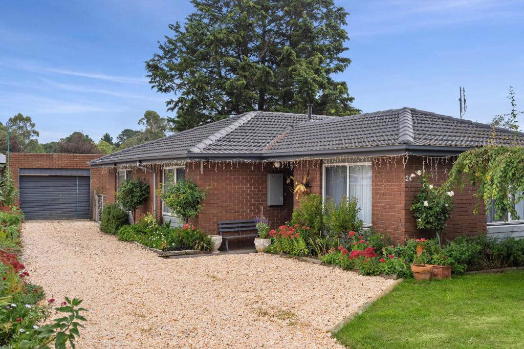 24 FOREST ST, WOODEND, VIC 3442