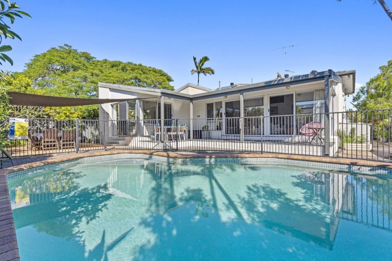 17 Fairsky Ave, Mermaid Waters, QLD 4218