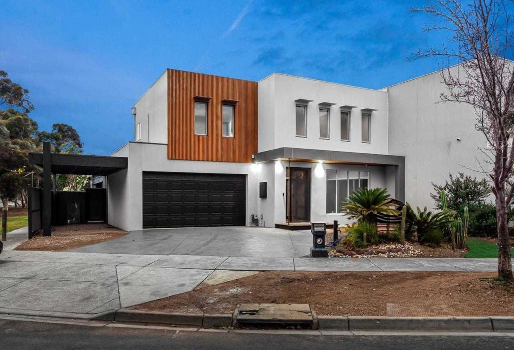 8 MEADOWVIEW WAY, CAIRNLEA, VIC 3023