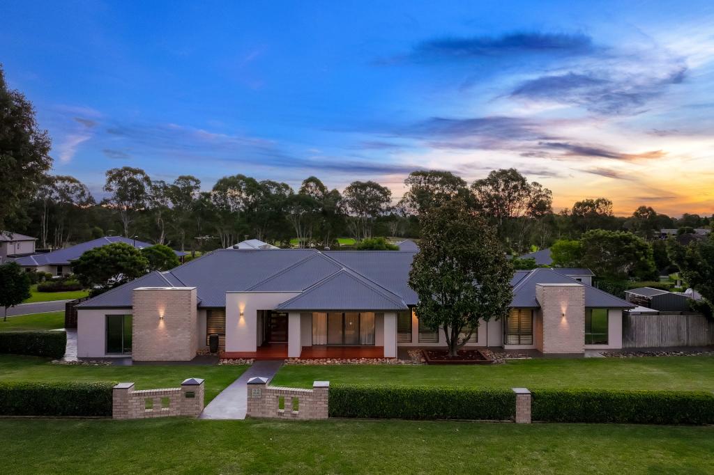 22 Twin Creeks Dr, Luddenham, NSW 2745