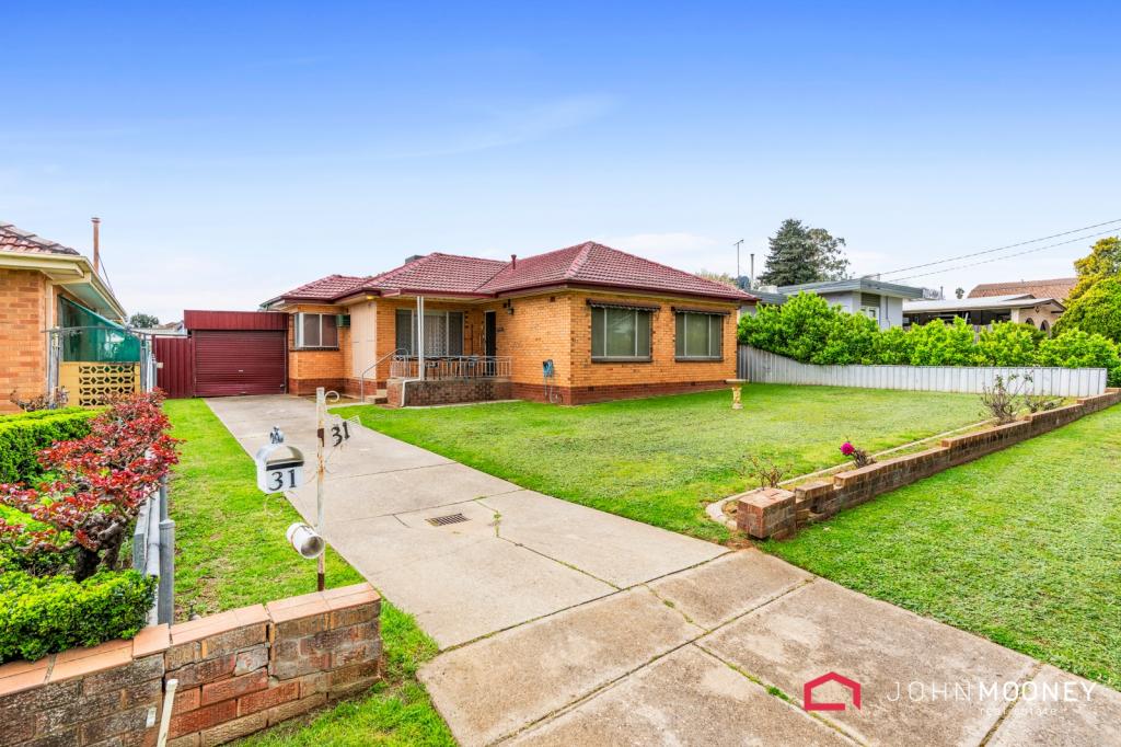 31 Nixon Cres, Tolland, NSW 2650
