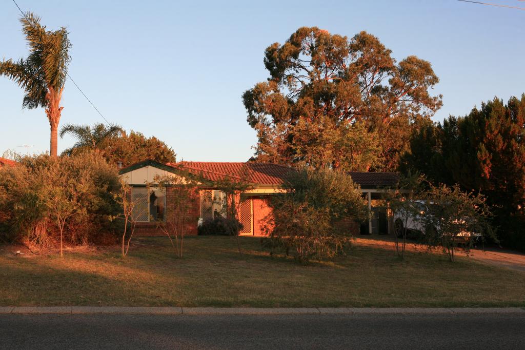 9 Kemmish Ave, Parmelia, WA 6167