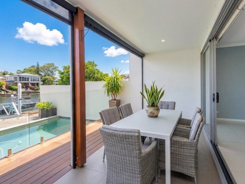 2/10 Vaggelas Cres, Biggera Waters, QLD 4216