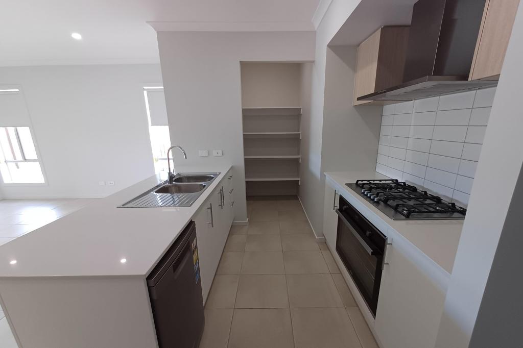 4 Quetta Cl, Eli Waters, QLD 4655