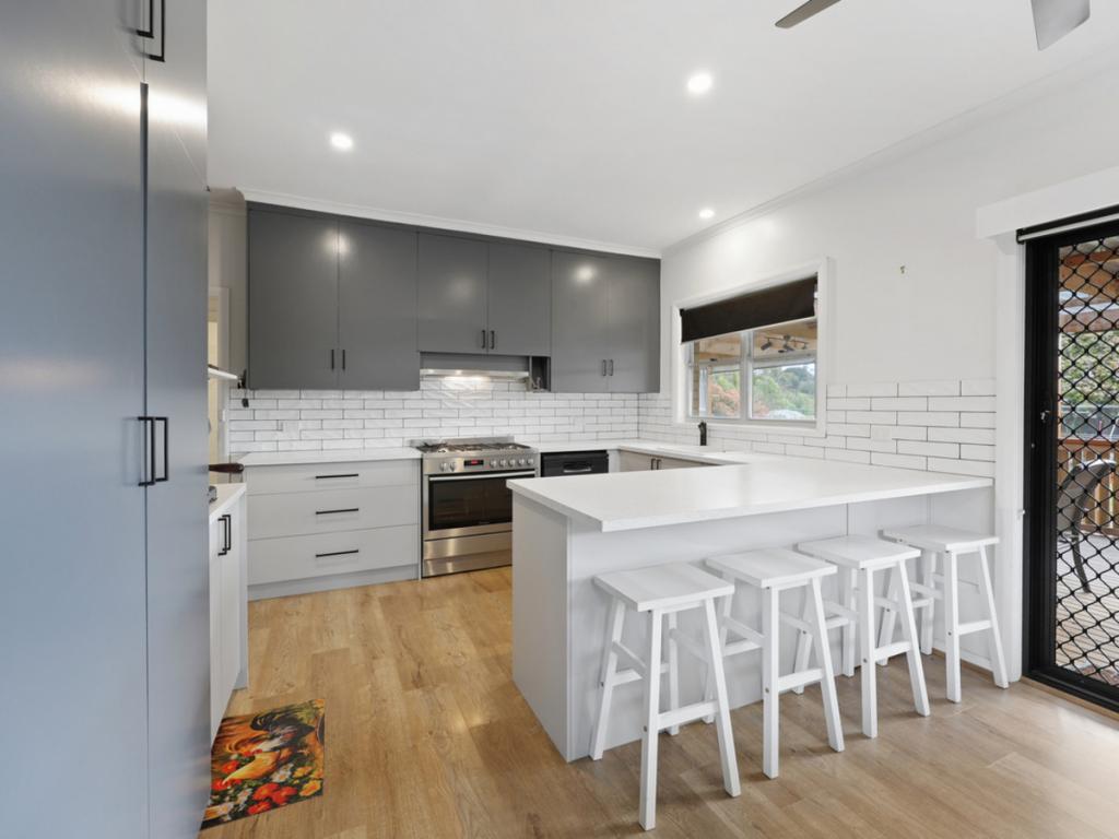 23 Mount Rd, Mortlake, VIC 3272