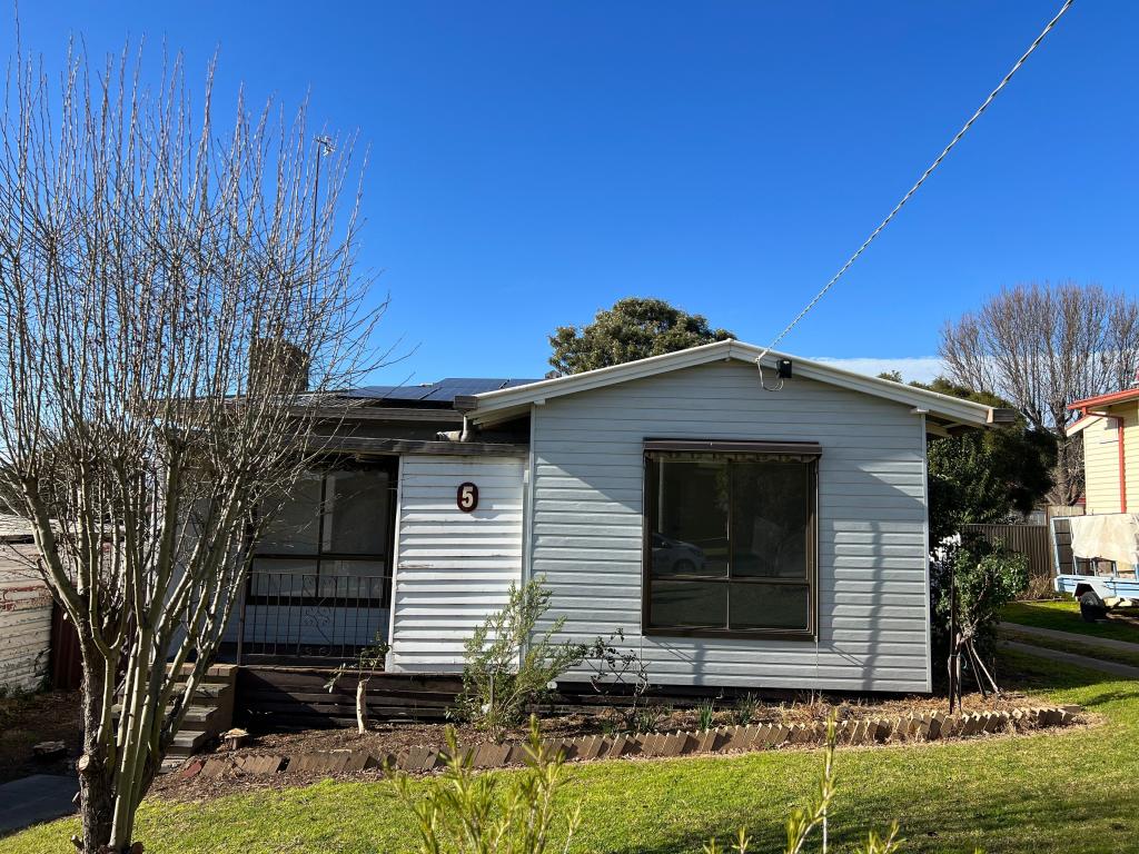 5 Chisholm Cres, Seymour, VIC 3660