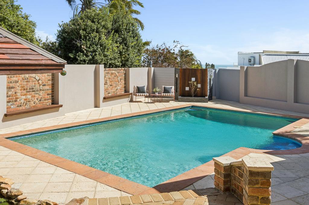 8 BANTRY CT, KALLAROO, WA 6025