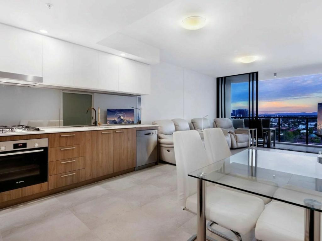 407/372-374 MARINE PDE, LABRADOR, QLD 4215
