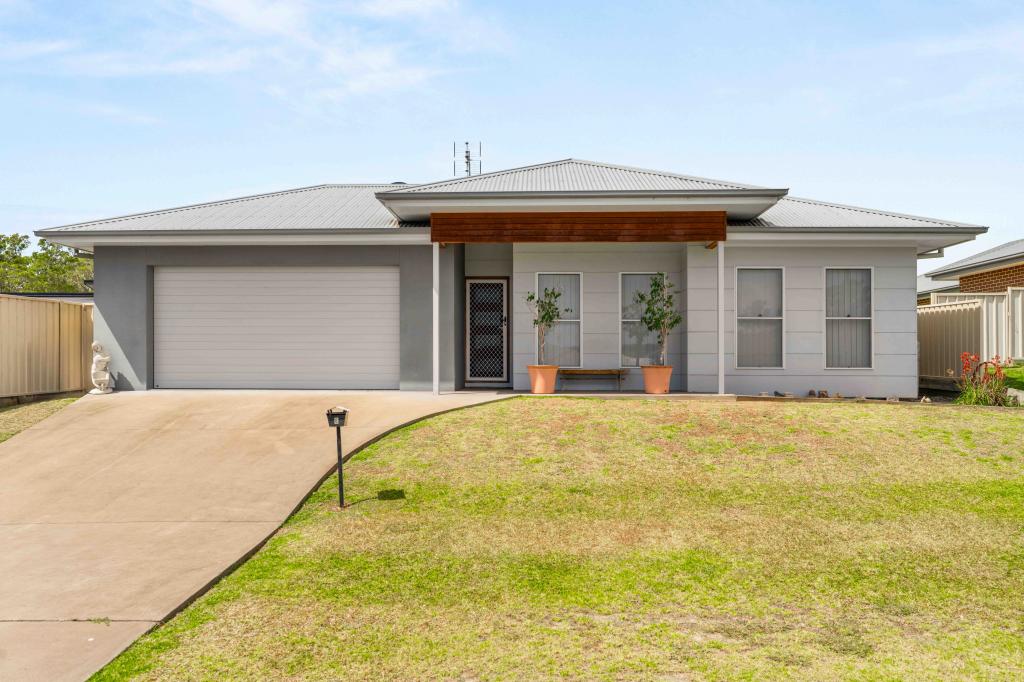 8 Alata Cres, South Nowra, NSW 2541