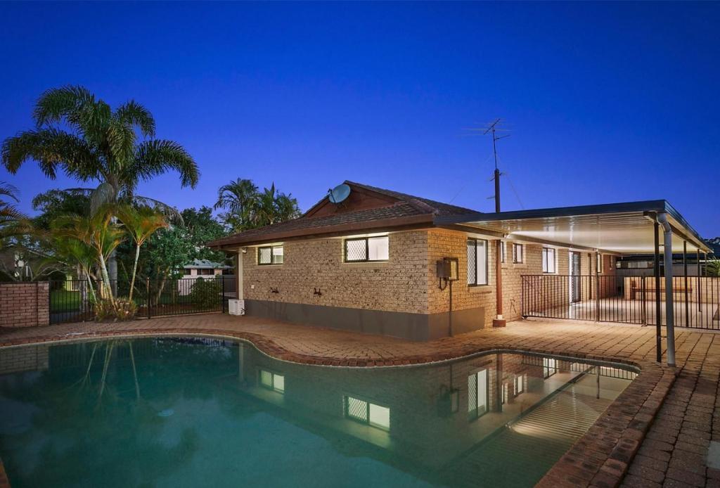 1 Matipo Pl, Palm Beach, QLD 4221