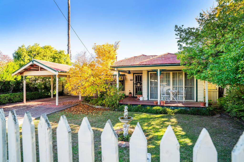 385 Parnall St, Lavington, NSW 2641