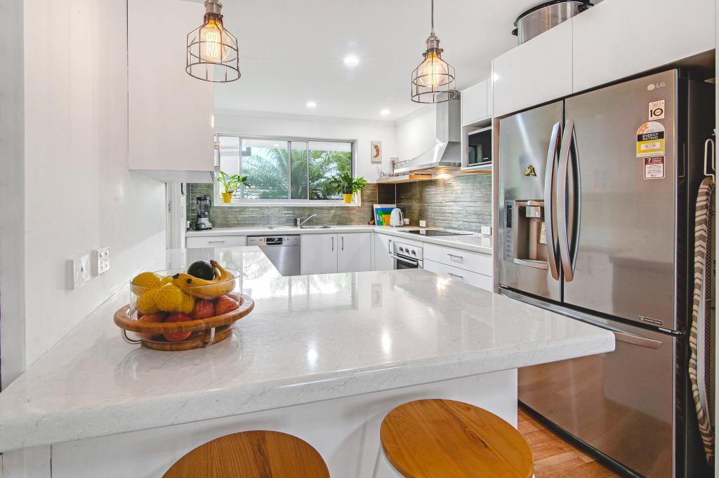 19 Grevillia Ave, Southport, QLD 4215