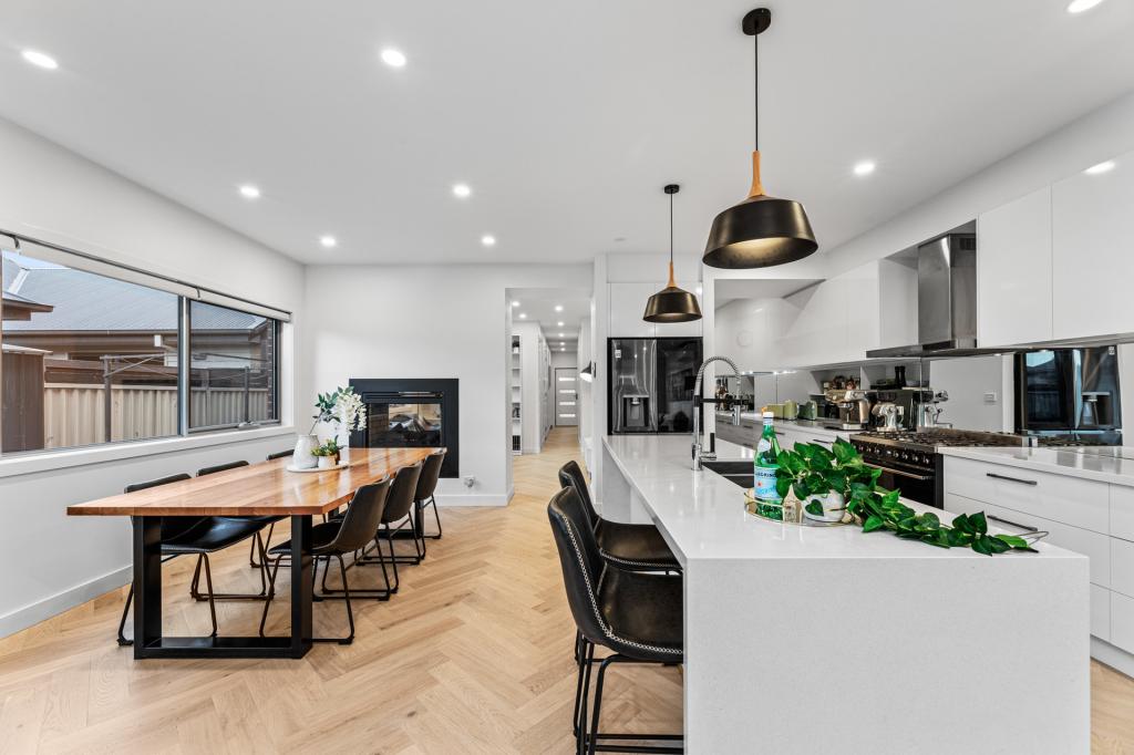 1A SYLVAN CT, FOREST HILL, VIC 3131