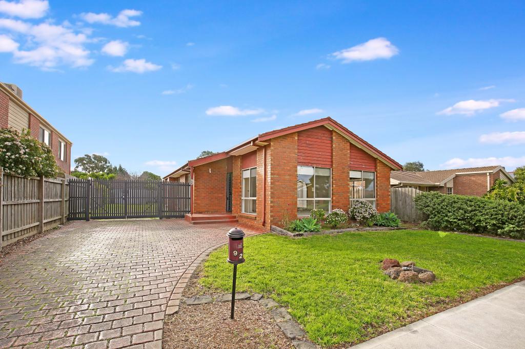 92 MOORHEAD DR, MILL PARK, VIC 3082