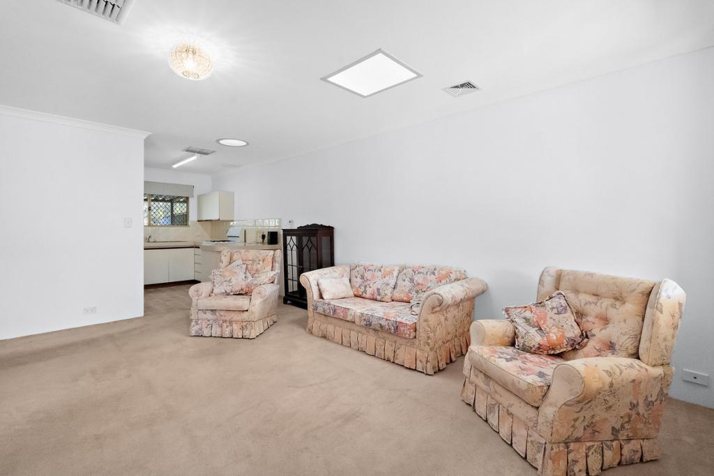 17/4 Page Rd, Kelmscott, WA 6111