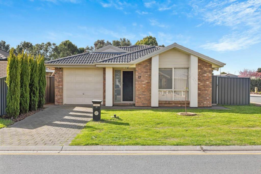 17 Oakwood Cct, Munno Para West, SA 5115