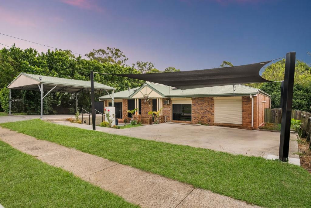 24 Seaton St, Hillcrest, QLD 4118