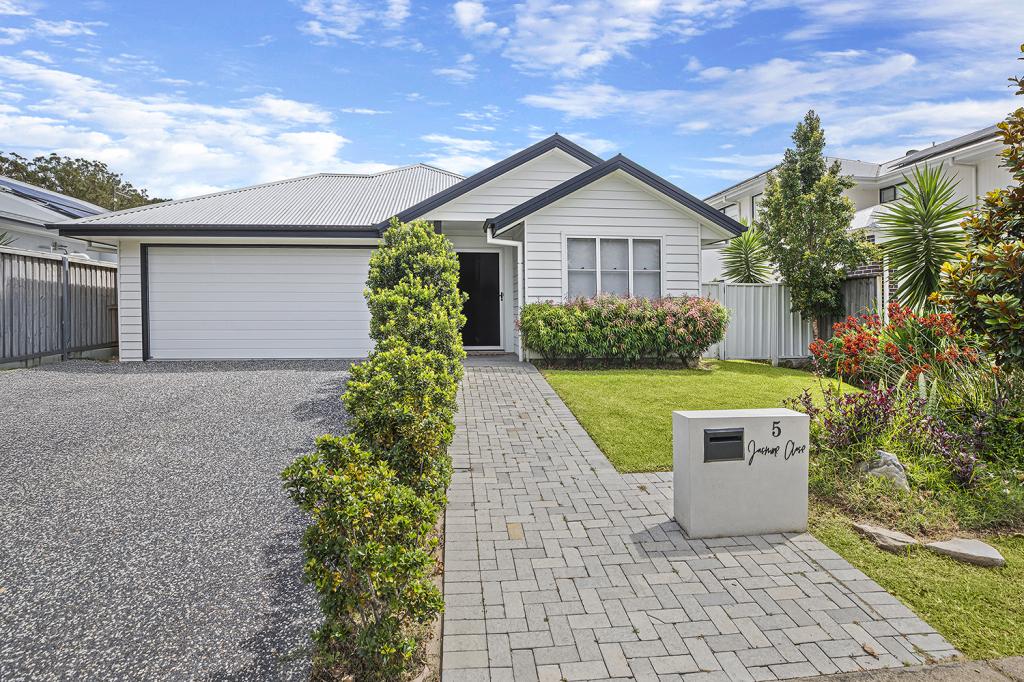 5 JASMINE CL, SAPPHIRE BEACH, NSW 2450