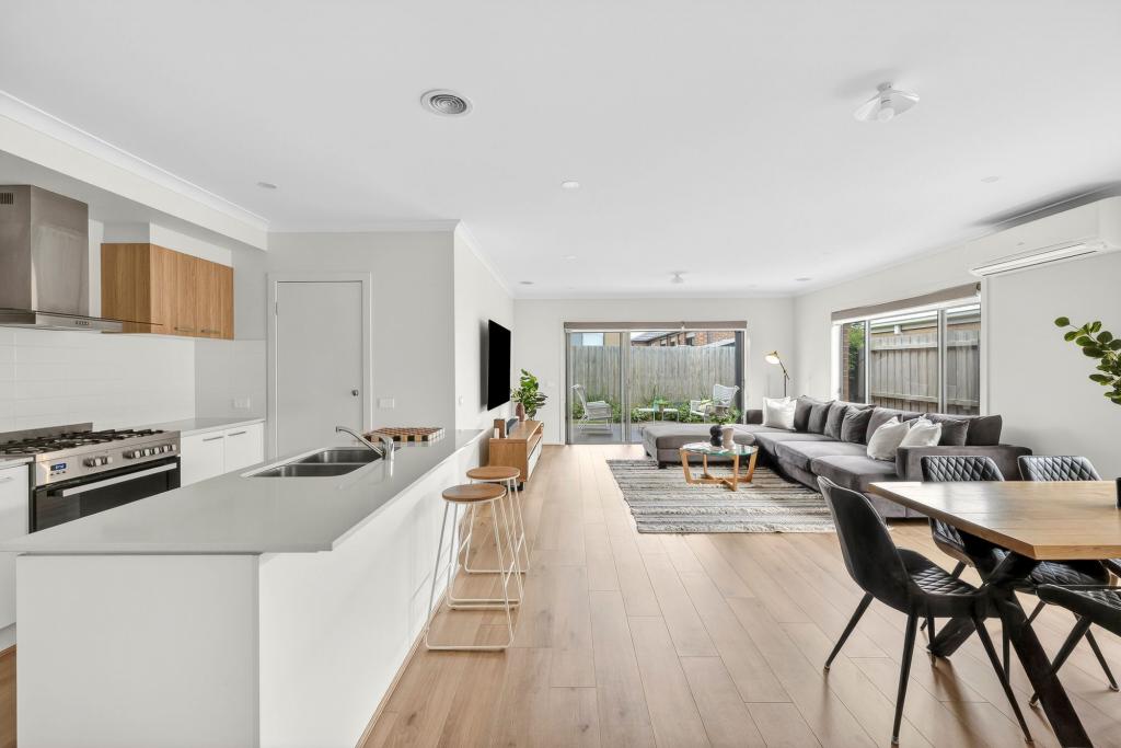 18 CHATEAU WAY, MOUNT DUNEED, VIC 3217