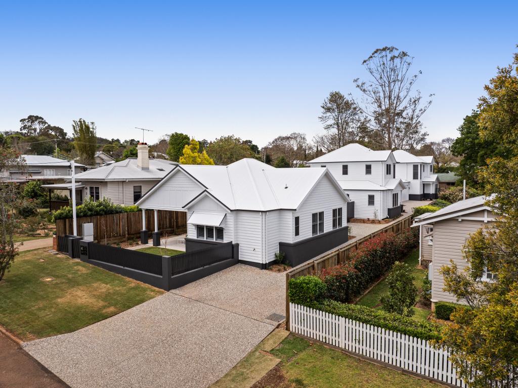 4 WONDERLEY ST, MOUNT LOFTY, QLD 4350